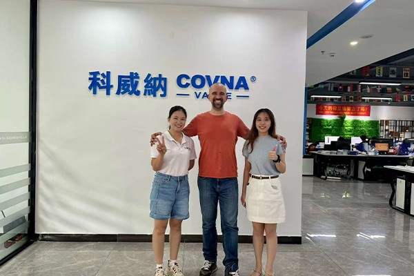 Cliente explora o novo sistema Valve IoT da COVNA durante visita &agrave; f&aacute;brica