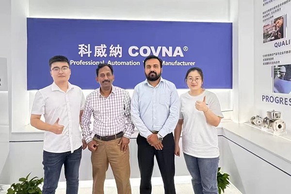 عميل باكستاني يزور COVNA لفحص الصمامات الهوائية