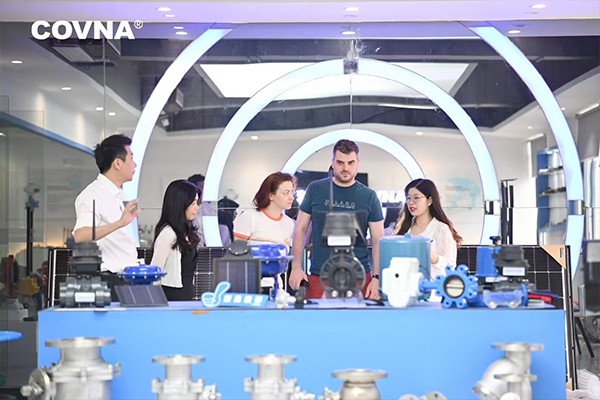 تعمل شركة COVNA على تعزيز العلاقات التجارية مع روسيا من خلال زيارات المصنع بعد المعرض