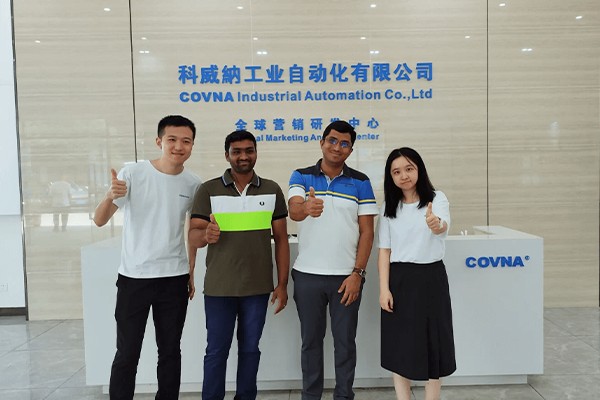 عميل هندي يزور شركة COVNA لوضع اللمسات الأخيرة على طلب الصمام الكروي الصغير المزود بمحرك